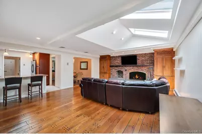 98 Larch Drive, Manhasset Hills, NY 11040 - Photo 17