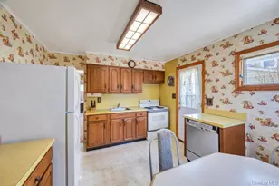 200 Victory Dr, Massapequa Park, NY 11762 - Photo 15