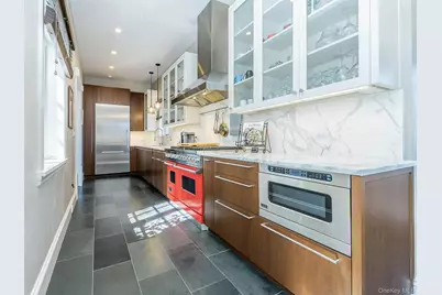 155 Estate Court, Roslyn Heights, NY 11577 - Photo 17