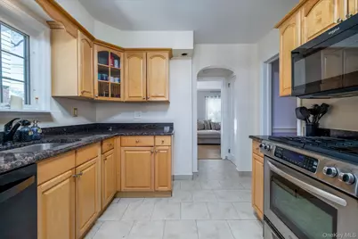 107 Acorn Way, Malverne, NY 11565 - Photo 9