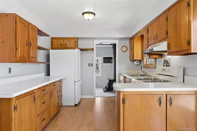 4 Columbine Avenue S, Hampton Bays, NY 11946 - Photo 17