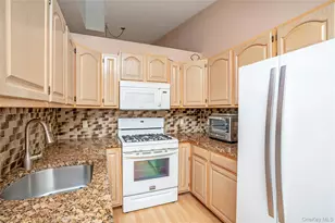 762 Birchwood Park Dr, Middle Island, NY 11953 - Photo 7