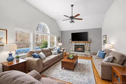 287 Dayton Avenue, Manorville, NY 11949 - Photo 13
