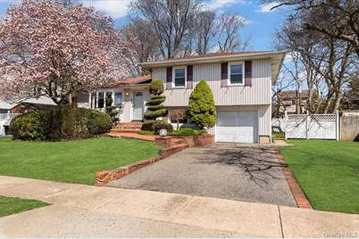 20 Pickwick Drive W, Syosset, NY 11791 - Photo 1