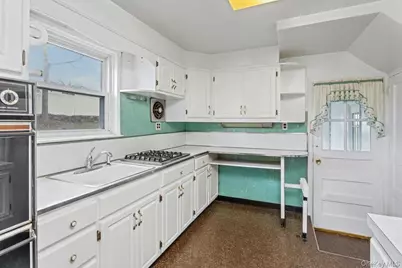 260 Roundhill Drive, Yonkers, NY 10710 - Photo 11