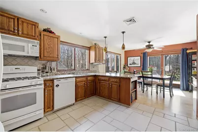 287 Peconic Terrace, Calverton, NY 11933 - Photo 9