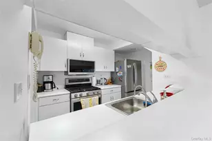 24046 Oak Park Dr, Little Neck, NY 11362 - Photo 9