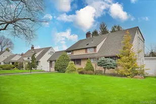 43 Flagstone Ln, Westbury, NY 11590 - Photo 3