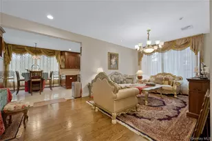 8 Percheron Ln, Roslyn Heights, NY 11577 - Photo 5