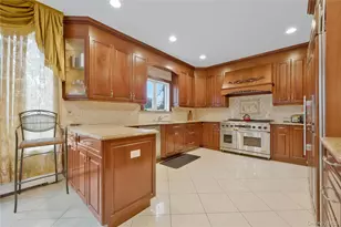 8 Percheron Ln, Roslyn Heights, NY 11577 - Photo 9