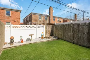 61-43 75th Pl, Middle Village, NY 11379 - Photo 27