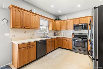 32 Willowbend Lane, Holtsville, NY 11742 - Photo 5