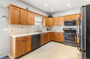 32 Willowbend Ln, Holtsville, NY 11742 - Photo 5