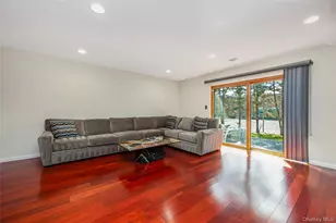 82 Cottonwood Ct, Wantagh, NY 11793 - Photo 9