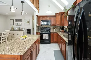 129 Norwalk Ave, Medford, NY 11763 - Photo 11