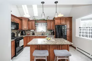 129 Norwalk Ave, Medford, NY 11763 - Photo 9