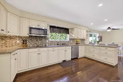 19 Apple Hill Drive, Cortlandt Manor, NY 10567 - Photo 11