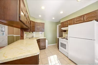 136 Roundhill Drive, Yonkers, NY 10710 - Photo 9