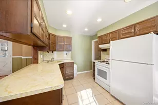 136 Roundhill Dr, Yonkers, NY 10710 - Photo 9