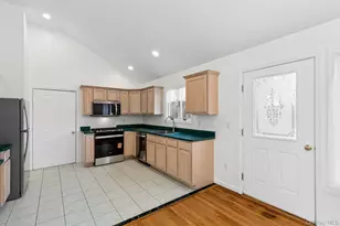 4 Carols Way, Hampton Bays, NY 11946 - Photo 17