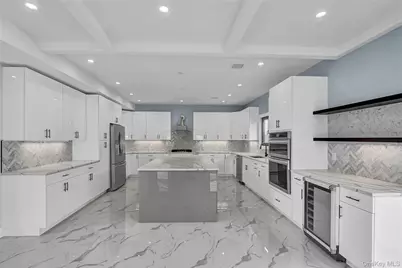 557 Knoll Court, Seaford, NY 11783 - Photo 3