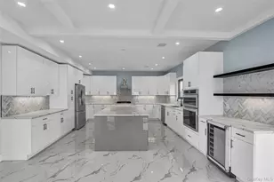 557 Knoll Ct, Seaford, NY 11783 - Photo 3