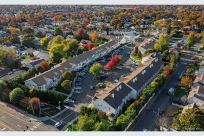 103 Narragansett Villas Drive, Lindenhurst, NY 11757 - Photo 9