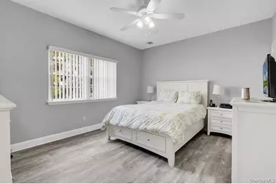 103 Narragansett Villas Drive, Lindenhurst, NY 11757 - Photo 17