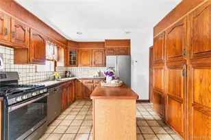 18 Brandywine Dr, Mastic, NY 11950 - Photo 5