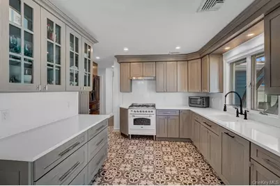 545 Mohawk E, West Hempstead, NY 11552 - Photo 11