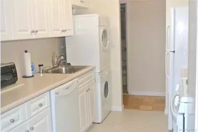 27010 Grand Central Parkway #11R, Floral Park, NY 11005 - Photo 5