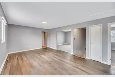 10 Winnetica Lane, East Islip, NY 11730 - Photo 25