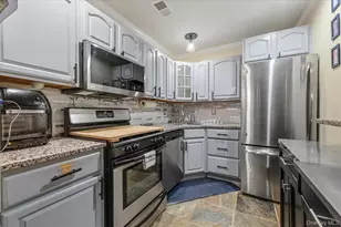190 Lake Pointe Cir, Middle Island, NY 11953 - Photo 11