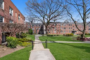 17 Edwards St, Roslyn Heights, NY 11577 - Photo 13