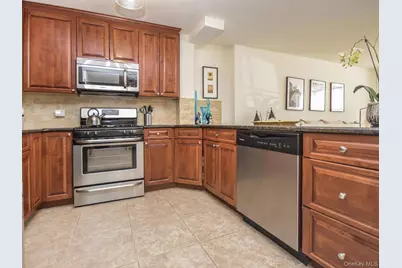 400 Carney Street #604, Glen Cove, NY 11542 - Photo 3