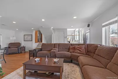 340 Woodbridge Lane, Jericho, NY 11753 - Photo 17