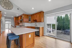 340 Woodbridge Ln, Jericho, NY 11753 - Photo 9