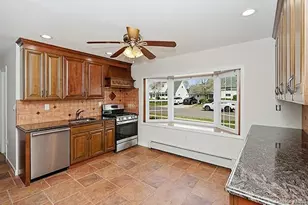 48 Link Ln, Hicksville, NY 11801 - Photo 3