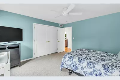 35 Bay Avenue W, Hampton Bays, NY 11946 - Photo 17