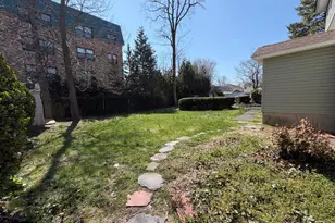 24 Doxsey Pl, Lynbrook, NY 11563 - Photo 9