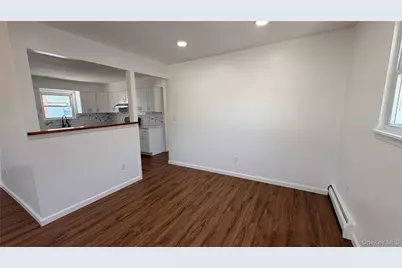 540 Oak Street, Copiague, NY 11726 - Photo 5