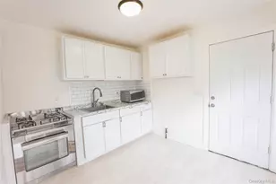 2 Oakland Dr N, Riverhead, NY 11901 - Photo 5