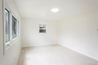 2 Oakland Drive N, Riverhead, NY 11901 - Photo 3