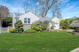 1672 Eyre Pl, North Bellmore, NY 11710 - Photo 3