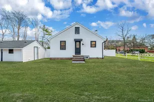 130 Hollywood Dr, Oakdale, NY 11769 - Photo 3