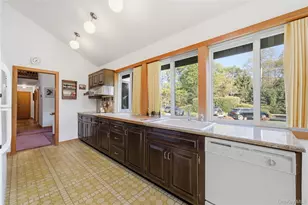 334 Edgewood Ave, Smithtown, NY 11787 - Photo 13