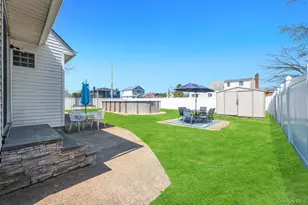 398 33rd St, Lindenhurst, NY 11757 - Photo 5