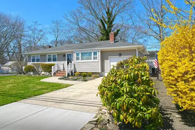 61 Newton Boulevard, Ronkonkoma, NY 11779 - Photo 3