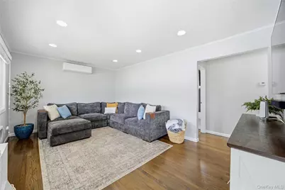 644 N Clinton Avenue, Lindenhurst, NY 11757 - Photo 9