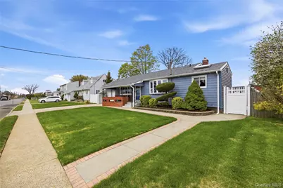 644 N Clinton Avenue, Lindenhurst, NY 11757 - Photo 3